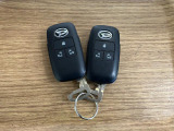 【スマートキー】 スマートキーを携帯していれば、ドアハンドルのボタンを押してロックの解除ができ、パワースライドドアもワンタッチで開閉できます。