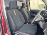 運転席まわりには十分なスペースがあり、大柄な方でもゆったり運転していただける環境です。