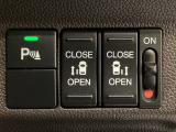 【両側パワースライドドア】両側がパワースライドドアになっており、運転席のスイッチやスマートキーでも開閉が可能です!開口部も広いので乗り降りも楽々♪