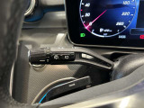 メルセデスのシートは少し硬めになっております。長時間の運転の際、適度な反発があることでお尻や腰の負担を減らす効果が御座います。