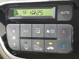 【オートエアコン】一度お好みの温度に設定すれば、車内の温度を検知し風量や温度を自動で調整。暑い&hellip;寒い&hellip;と何度もスイッチ操作をする必要はありません。快適な車内空間には必須の機能ですね♪