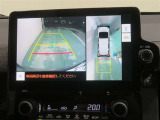パノラミックビューモニター搭載。カメラで車両周囲の状況を映し出すため、狭い場所での駐車などに役立ちます。