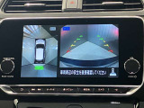 【アラウンドビューモニター】車を上から見下ろしているかのような映像で周囲の状況がひと目で確認、狭い駐車場に駐車するときも安心です♪