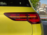 LEDテールランプ(ダイナミックターンインジケーター付き)特徴的な配光パターンによって後続車からの視認性が高まり、万一の追突の危険性を軽減。