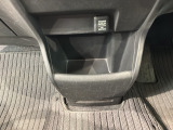 運転席、助手席間には小物入れがあります。