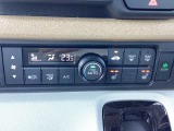オートエアコンと前席シートヒーターが装備されており、快適に運転が可能です。