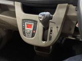 中古車選びで意外と見落としがちなポイントが、シフトレバー周辺の状態です。今回掲載している画像では、操作部分の使用感をはじめ、パネルの傷や擦れ、ボタン類の動作跡など、確認していただけます。