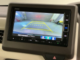 リバースギアに入れるだけで後方の表示へ切り替わります。夜間や雨の日の駐車も楽になりますよ。