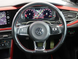 Volkswagen全車共通の上質な本革を使用した手触りのしっとりとしたステアリングです。唯一素肌が触れるハンドルは上位モデルと同じ握り心地になっております。