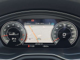 スピードメーターなどの運転に必要な計器とともに、オーディオ・電話の操作画面などを表示。レイアウトはステアリングスイッチで切り替えでき運転に集中しながら必要な情報を瞬時に得ることが可能。