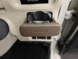 前席のカップホルダーはワンプッシュ式オートオープンのものがついています。