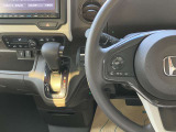 走行中の視線移動を少なくしたレイアウト。安心して運転に集中できるマツダ独自の運転環境となっています。