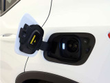 急速充電器は、外出先の公共の充電ステーションでご利用いただけます。CHAdeMOに対応し、短時間で急速充電!150kWの急速充電器を使用した場合、充電率10%から80%まで、約32分で充電できます。
