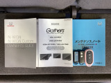 スマートキーは鍵をバッグに入れたままでもドアロックの開閉やエンジンのON・OFFができます。夜間や雨の日も鍵を探さなくて良いので便利です。