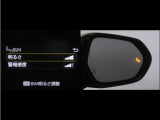 隣車線を走る車両をレーダーで検知し、ドアミラーでは確認しにくい後側方エリアに存在する車両に加え、急接近してくる車両も検知します。車両を検知するとドアミラーに搭載されたLEDインジケーターが点灯します。
