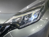 【LEDヘッドライト】悪天候や夜間走行時も良好な視界を確保し安心して運転できる高輝度LEDヘッドライトを装備!点灯速度が早く、消費電力も抑えられています。