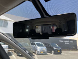 スマートルームミラーも付いています。後方ピラーや荷物、後席に同乗している方や曇りなど視界が遮られた場合でも後方カメラからの映像で安全確認をすることができます。