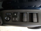 パワーウィンドウスイッチで運転席から全席の窓の開閉ができます。