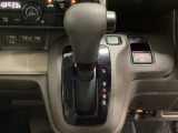 CVT車のセレクトレバーです。低速から高速まで、変速ショックのないスムーズな走りと、エンジン効率のよい領域を維持して燃費にも貢献します。サイドブレーキはスイッチ操作の電子制御パーキングブレーキです。