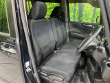運転席まわりには十分なスペースがあり、大柄な方でもゆったり運転していただける環境です。