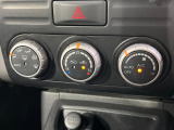 【オートエアコン】一度お好みの温度に設定すれば、車内の温度を検知し風量や温度を自動で調整。暑い&hellip;寒い&hellip;と何度もスイッチ操作をする必要はありません。快適な車内空間には必須の機能ですね♪