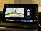 リバースギアに入れるだけで後方の表示へ切り替わります。夜間や雨の日の駐車も楽になりますよ。