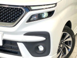【LEDヘッドライト】悪天候や夜間走行時も良好な視界を確保し安心して運転できる高輝度LEDヘッドライトを装備!点灯速度が早く、消費電力も抑えられています。