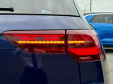 LEDテールランプ(ダイナミックターンインジケーター付き)特徴的な配光パターンによって後続車からの視認性が高まり、万一の追突の危険性を軽減します。