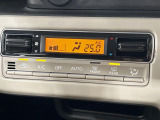 【オートエアコン】一度お好みの温度に設定すれば、車内の温度を検知し風量や温度を自動で調整。暑い&hellip;寒い&hellip;と何度もスイッチ操作をする必要はありません。快適な車内空間には必須の機能ですね♪