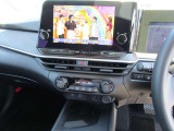 カーナビ、テレビも見えます。オートエアコン操作パネルの下のセンターコンソールのトレイはコードレス充電器になっています、携帯電話の充電が出来ます