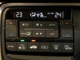 オートエアコンは左右席で独立温度コントロールが可能です。運転席はキンキンに冷やして助手席はマイルドにと言った設定が可能です☆暑さ寒さでケンカすることもなくなりますね♪