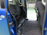 普通の車の後席は燃料タンクの上にある。でもNBOXはそこに燃料タンクがなく後席の下は空いてます。ここを活かす座面の跳ね上げ機構大きな荷物も入る空間がつくれます。