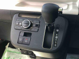 握りやすい位置のシフトレバー。
