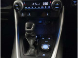 夜間走行でも安心のLEDへッッドライト搭載車です。とても明るく白い光で照らします。この装備も人気のアイテムですね