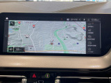 BMWのナビゲーションは操作性も良く、詳細な地図情報と交通状況を見やすく表示し、快適なドライビングをサポートしながら目的地までナビゲートします。