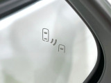 【ブラインドスポットモニター】走行中、ドアミラーの死角になりやすい箇所に後続車が接近するとサイドミラーのレンズに警告を表示!ドライバーに注意喚起をしてくれます。