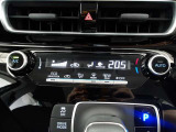 オートエアコンです。車内を設定温度に保ち、快適空間をキープします。
