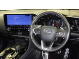 運転の際、常に目にする部分だけにシックで飽きのこないデザインが良いですね。