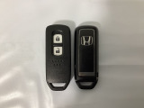 スマートキーを装備しています。鍵を差し込むことなくドアロックの開け閉めと、スタートボタン操作でのエンジンスタートができます。スペアキーも同じものを用意しております。
