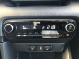 操作しやすいオートエアコン。車内をいつも快適に保つ事が出来ます。