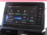 ナビゲーション+AV 2画面表示(デュアルウィンドウ)、地デジTV、FM/AM、Bluetooth Audio、microSDカード(音楽/動画ファイル再生)、ハンズフリーフォン、スマホでの地図更新が可能な高性能大型ナビです。
