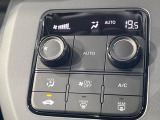 【オートエアコン】一度お好みの温度に設定すれば、車内の温度を検知し風量や温度を自動で調整。暑い&hellip;寒い&hellip;と何度もスイッチ操作をする必要はありません。快適な車内空間には必須の機能ですね♪
