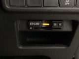 ETC2.0を搭載し、高速道路の料金決済をスムーズに行えるだけでなく、道路情報を活用した高度な運転支援サービスにも対応しています。
