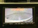 ギヤをR(バック)に入れるとナビの画面に後ろの映像が映るリアカメラ付です。後退時、コンディションが悪い視界でもカラーバックモニターがドライバーをサポートします。