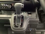 【eコンスイッチ】低燃費運転をサポートするECONモード。スイッチをONすると、エンジンやトランスミッション、A/Cなどを協調制御し、燃費の向上に貢献。エコドライブの効果を高めます。