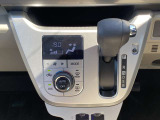オートエアコン付きで快適に運転が楽しめます。