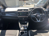 すっきりした運転席周りにはナビやエアコンの操作パネルを設置しておりますので、お一人での運転でもご安心できます。