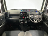 【インパネ】運転のしやすさを最優先に設計された見晴らしの良いフロントビュー。車両間隔が掴みやすく狭い道でも安心♪「安全」と「品質」を最優先に、安心してお乗りいただけるクルマを提供いたします。