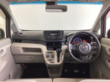 運転席は、大きな座面と包み込むような背もたれがドライバーの身体全体をしっかり支えます。上質なシート素材と座り心地のよいクッションを採用し、長時間の運転やコーナーの多い道も快適です