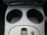 前席中央に配置された2連ドリンクホルダーを装備。運転席・助手席どちらからも手が届きやすく、飲み物を安定して置ける使い勝手に配慮した設計です。